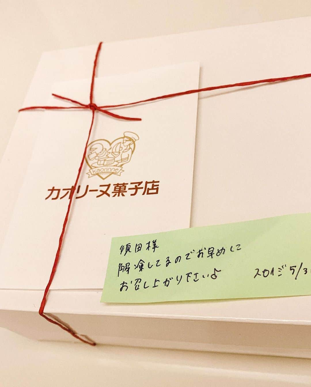 須田亜香里さんのインスタグラム写真 - (須田亜香里Instagram)「笑って、チーズ食べて、運動して、ニュース観て、お喋りして…充実の1時間でした😋 お久しぶりの見取り図さんとの時間もとても楽しかったです〜✨  帰りにはしっかり保冷剤で保冷したチーズケーキいただいちゃいました😳 番組内で試食させていただいてめちゃくちゃ美味しかったやつ！！！！ 本当にありがとうございます😭 手書きのメモにもほっこり💓  またお邪魔できるように頑張るぞー！ 今度はテスに会えますように🐶💕  #カンテレ  #スロイジ #ありがとうございました #バスクチーズケーキ #須田亜香里衣装 #ポニーテール #日付変わって今日 #さんま御殿 #観てね」5月4日 0時21分 - akarisuda