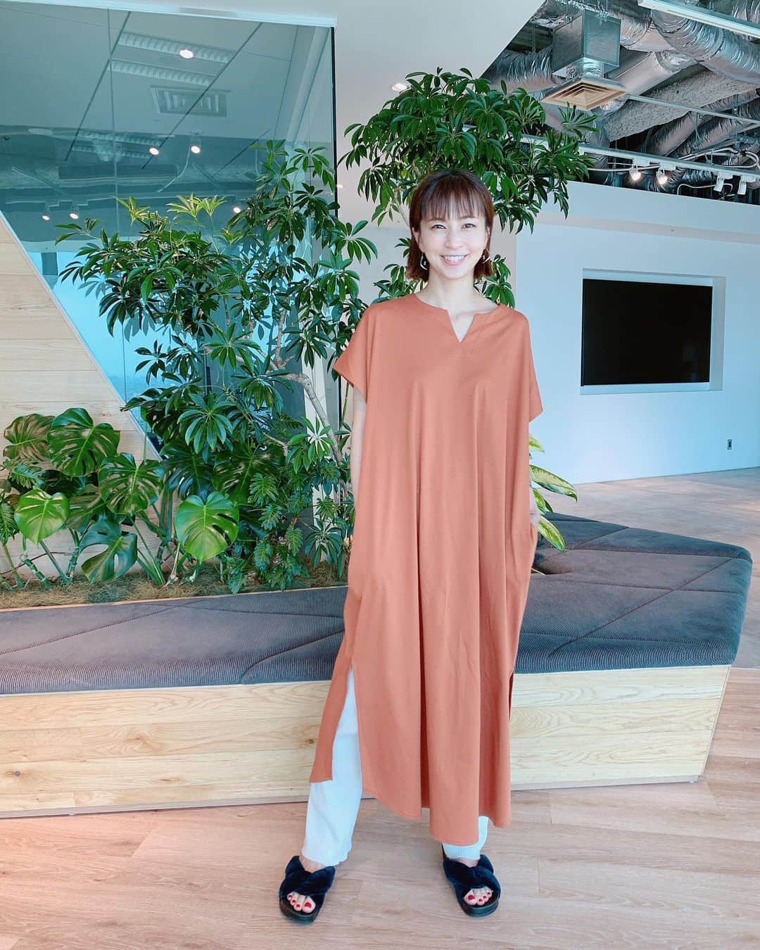 安田美沙子さんのインスタグラム写真 - (安田美沙子Instagram)「とても素敵なオフィスにて。 自然の光ってやっぱり明るくて好きだなぁ🌈  こちらの服も　@drwcys_official さんとコラボのワンピです。ベルトは、外してみました✨ サラッと涼しい機能的な素材です。 このオレンジは、4色あるうち最後に、迷いに迷って追加したカラー🧡結果自分的には、かなり気に入っていて、大人っぽい雰囲気で着れるので重宝しています。  夏にもぴったり🧡 白の　@florent___official のレギパンを合わせてみました。 メンズのバングルを付けて✨  @drwcys_official   → http://drwcys.com/onlineshop/  #ootd #wear #みさこファッション #collaboration #drwcys #orange #terracotta #onepeace #tshirt #ヘビロテ　#機能素材 #thanks」5月4日 0時37分 - yasuda_misako