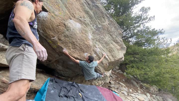 ポール・ロビンソンのインスタグラム：「Lil skyward sword ⚔️ v11/12 action the other day 🥋⚔️🥋⚔️ @lizzy.ellison film and @tchadx with the good beta. #bouldering」