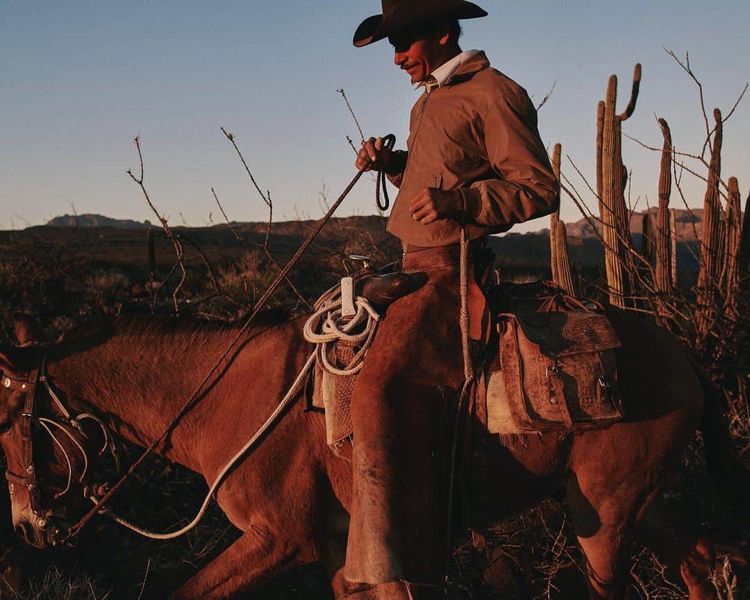 National Geographic Creativeのインスタグラム：「Photo by @balazsgardi / On the high mesas of Baja, Mexico’s Sierra de San Francisco, vaqueros eke out a living by raising cattle and goats. With no rain for more than a year, Nary Arce Aguilar must travel down to the lowlands with pack mules several times a week to collect enough water for his family and animals to stay on their ranch.」