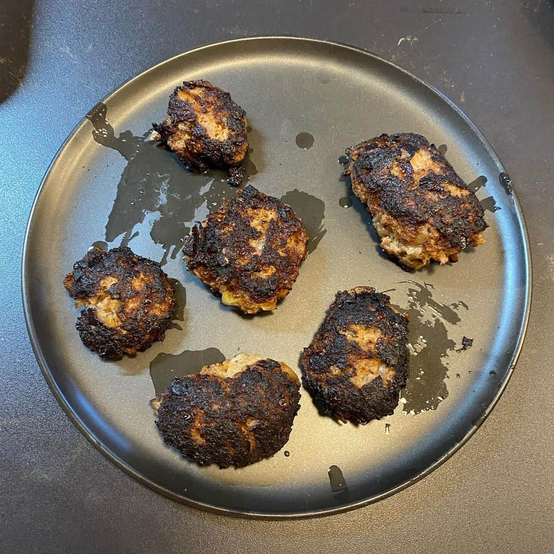 和田明日香さんのインスタグラム写真 - (和田明日香Instagram)「今日放送の家事ヤロウでは、炊飯器と戦いながら、ハンバーグを作ります。勝敗はいかに！  だからってわけじゃないんだけど、昨日は子どもたちにハンバーグを作ってもらいました。  インターネットでレシピを選ぶところから始まり(わたしのレシピではないのである笑)、買い出しリストを書いて、買い物も3人で行かせました。  以降、わたしは調理台の反対側で「絶対に手を出さない」という修行をしておりました。いや、あれは修行だったよ。自分で作るより300倍疲れたよ。  玉ねぎのみじん切りが難しかったようで、もはやざく切りになってて、うまく成形できるかなぁと。でも「あめ色ってどんな色だ？」と議論しながら、3人が交代で根気よく炒めたことで、肉によく馴染んで全く問題なかったし、むしろ玉ねぎの甘みをしっかり感じられる仕上がりに。わたしもこれからはみじん切りにすんのやめよう、と思いました。  はじめ焦がしちゃって、2回目はどうすれば焦げないか話し合って。ひっくり返すところが難しくて時間がかかったんだと気付き、火を止めてからひっくり返す作戦に。2回目はいい焼き加減でできてました。失敗は成功のもとだね。ちなみに末っ子は「焦げたところカリカリでうまい！」ってスーパーポジティブを発揮。  ハンバーグだけじゃさみしい、ってことで、ブロッコリーのオイル蒸しとキノコスープも作ってくれました。どっちも味見で半分ぐらいなくなってたけど。まあいいです、見てるだけで母はおなかいっぱいだったので😇笑  大人から見たら失敗に見えることも、子どもにしたらOKだったりして、そうか、それでもいいのか、って、凝り固まってた頭のカバーが外れて、脳みそに新鮮な風が吹いたよ🤯  ちょっとやけどもしたし、喧嘩もしたし、泣いた人もいました。たのしいばっかりじゃないけど、それは大人も一緒だよね。ただひたすら楽しく作れるようにお膳立てしてあげれば料理好きは育つかもしれないけど、危ないことも大変なこともあるんだって実感とともに料理と向き合ってほしいので、わたしは引き続きスパルタ料理長でいようと思います👹  GW後半、今日は庭でダラダラしよう〜🌴」5月4日 11時42分 - askawada