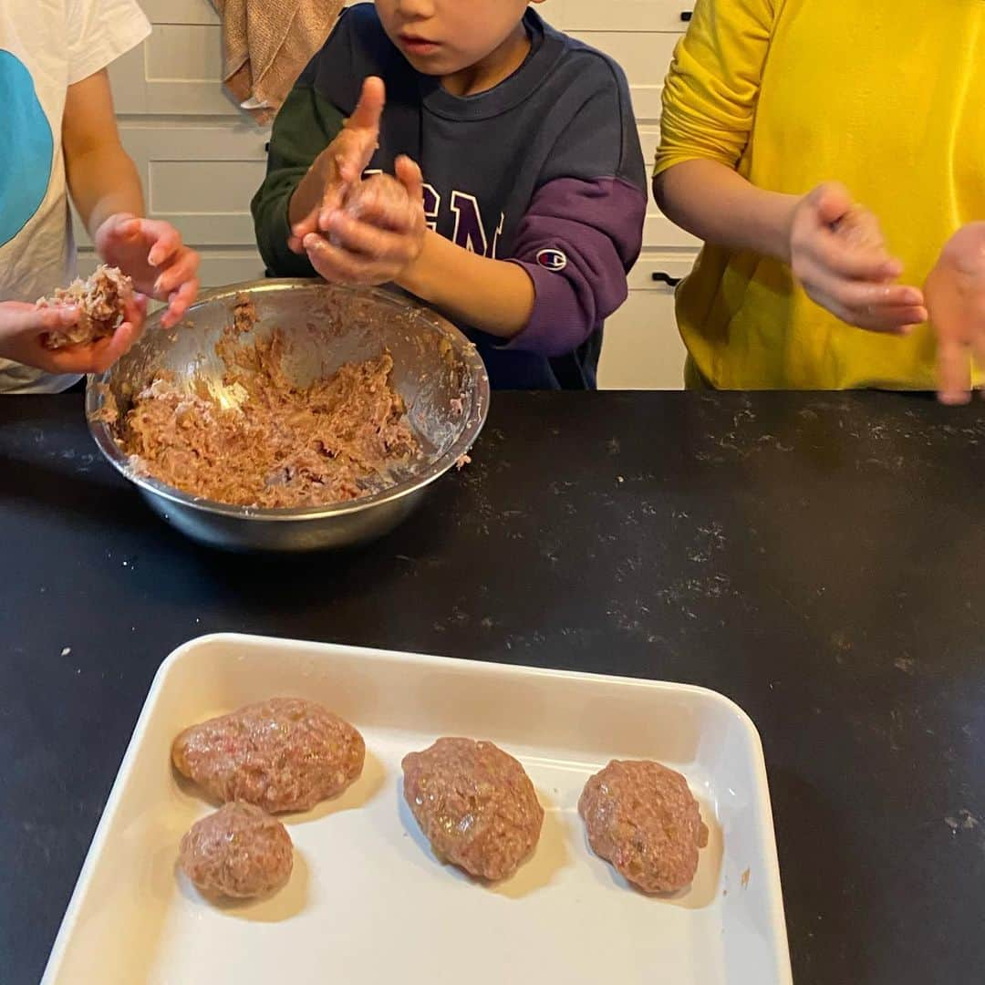 和田明日香さんのインスタグラム写真 - (和田明日香Instagram)「今日放送の家事ヤロウでは、炊飯器と戦いながら、ハンバーグを作ります。勝敗はいかに！  だからってわけじゃないんだけど、昨日は子どもたちにハンバーグを作ってもらいました。  インターネットでレシピを選ぶところから始まり(わたしのレシピではないのである笑)、買い出しリストを書いて、買い物も3人で行かせました。  以降、わたしは調理台の反対側で「絶対に手を出さない」という修行をしておりました。いや、あれは修行だったよ。自分で作るより300倍疲れたよ。  玉ねぎのみじん切りが難しかったようで、もはやざく切りになってて、うまく成形できるかなぁと。でも「あめ色ってどんな色だ？」と議論しながら、3人が交代で根気よく炒めたことで、肉によく馴染んで全く問題なかったし、むしろ玉ねぎの甘みをしっかり感じられる仕上がりに。わたしもこれからはみじん切りにすんのやめよう、と思いました。  はじめ焦がしちゃって、2回目はどうすれば焦げないか話し合って。ひっくり返すところが難しくて時間がかかったんだと気付き、火を止めてからひっくり返す作戦に。2回目はいい焼き加減でできてました。失敗は成功のもとだね。ちなみに末っ子は「焦げたところカリカリでうまい！」ってスーパーポジティブを発揮。  ハンバーグだけじゃさみしい、ってことで、ブロッコリーのオイル蒸しとキノコスープも作ってくれました。どっちも味見で半分ぐらいなくなってたけど。まあいいです、見てるだけで母はおなかいっぱいだったので😇笑  大人から見たら失敗に見えることも、子どもにしたらOKだったりして、そうか、それでもいいのか、って、凝り固まってた頭のカバーが外れて、脳みそに新鮮な風が吹いたよ🤯  ちょっとやけどもしたし、喧嘩もしたし、泣いた人もいました。たのしいばっかりじゃないけど、それは大人も一緒だよね。ただひたすら楽しく作れるようにお膳立てしてあげれば料理好きは育つかもしれないけど、危ないことも大変なこともあるんだって実感とともに料理と向き合ってほしいので、わたしは引き続きスパルタ料理長でいようと思います👹  GW後半、今日は庭でダラダラしよう〜🌴」5月4日 11時42分 - askawada