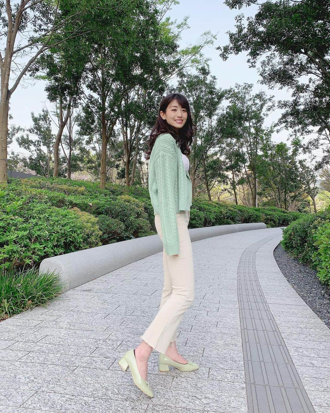 のインスタグラム：「めちゃくちゃ脚長く写真撮れた💗👏💚 . . #コーデ記録 👗 #tops : @dholic_official  #pants : @bershka  #shoes : @zozotown  #bag : @grl_official  . . #みどりの日 #みどりの日なので緑色の画像を貼る #緑の洋服だけど #お許しを #春コーデ #green #dholic #bershka #grl #zozotown #プチプラ #プチプラコーデ #プチプラファッション #ootd #outfit #outfits #outfitoftheday #fashion #japanesegirl #japanese #japan #tokyo」