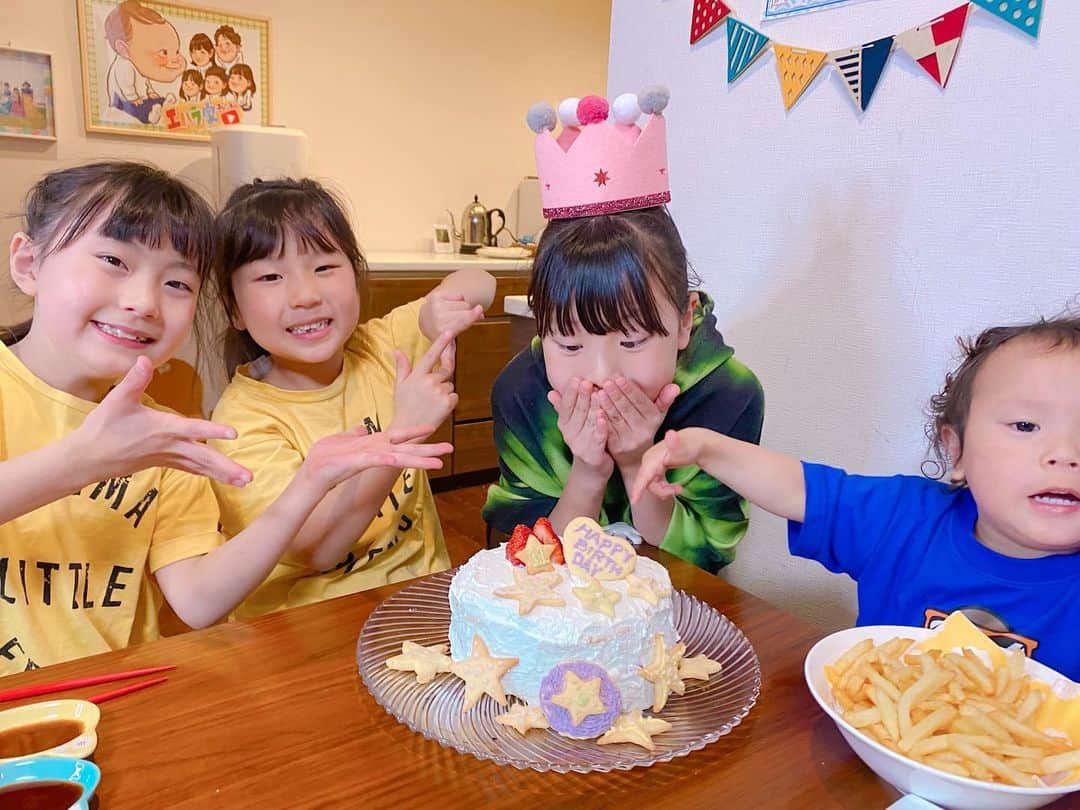 江原千鶴（エハラチヅル）のインスタグラム：「4月29日 美羽ちゃん11歳になりました💕  家族大好き。 お世話大好き。 休みの日は料理するのが楽しいという美羽ちゃん‼️  9年後にママとお洒落なお店でお酒を飲むのが楽しみなんだって❤️  私もそんな日が近いのかと思うと、楽しみで仕方ないです😊  最近2人でお茶したのが楽しかったね〜💕  #誕生日 #4月29日生まれ  #長女#11歳#エハラ家」