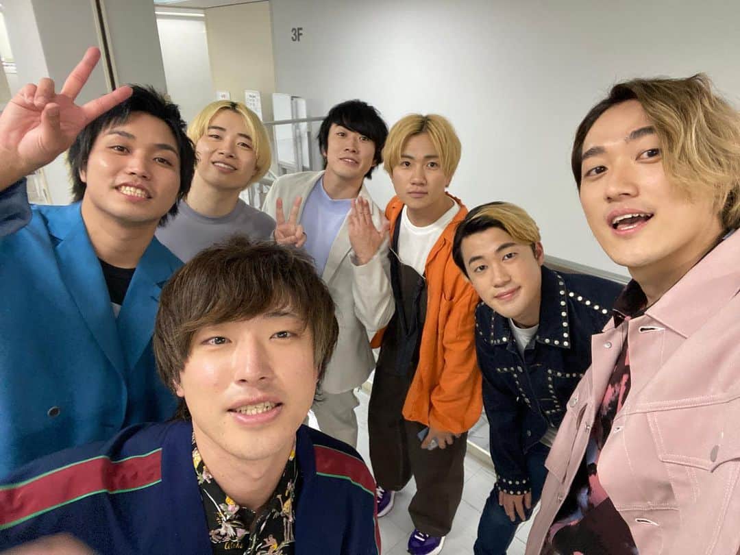 はるくんのインスタグラム：「GW皆さん何して過ごしてますか？ 僕は撮影したり編集したりマリカ、遊戯王見たり買ったり服買ったりくらいで平凡だな日常だったんですけど、一昨日水溜りとアバとななにー初出演させてもらって一気に特別なGWになりました。 プライベートでも仲良くさせてもらってる人たちとこんなすごい舞台に出させてもらえるなんて、なかなか経験できないことだなと、いつも見てくれる方に感謝の気持ちがさらに大きくなりました。 これからも変わらず頑張ってくので 最近アイツどんな生活してるかな？って感じでふらっと動画見てくれたら嬉しいです😌  みんなのGWの遊び方おしえて！」
