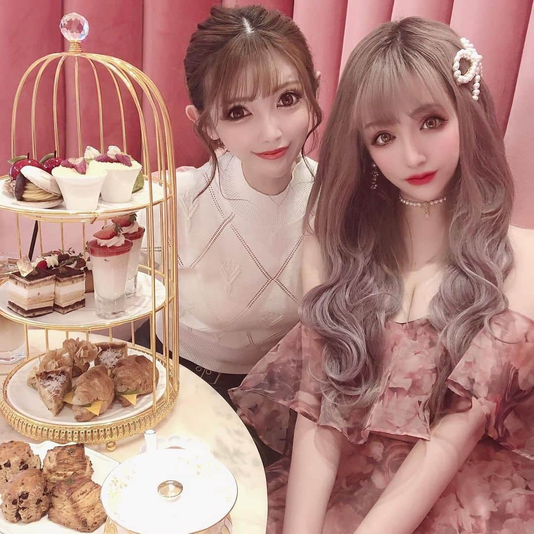 桜井莉菜さんのインスタグラム写真 - (桜井莉菜Instagram)「先月なおみん @_naomi.730_  が東京来てたから、 @salon_de_louis2 のアフタヌーンティーに行ってきたの🫖☕️🧁 アフタヌーンティーは予約しないとだから、初めて食べれたっ💗 このリーナのワンピースが 出来上がってきた瞬間から、絶対このお店に着て行きたいって思ってたの😍💓 やっぱりピッタリ過ぎて…🥺💕 そしてなおみんからプレゼントまでいただいた🎁🥶💕 たくさんの人にお祝いしてもらえて本当に幸せな人生だなって毎年思う…😌🌹  #表参道カフェ#表参道ランチ#表参道アフタヌーンティー #青山カフェ#青山アフタヌーンティー#サロンドルイ#プレゼント#chanel」5月4日 12時55分 - rina__sakurai