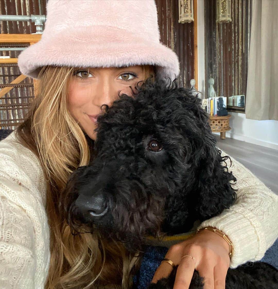 ティア・ブランコのインスタグラム：「April in a 🥜🐚 A very happy heart spending time with my doggies, family & friends in California 🥲 super excited to be heading back to Hawai’i, but I’ll miss you all & will be back 🔜 feeling blessed.」