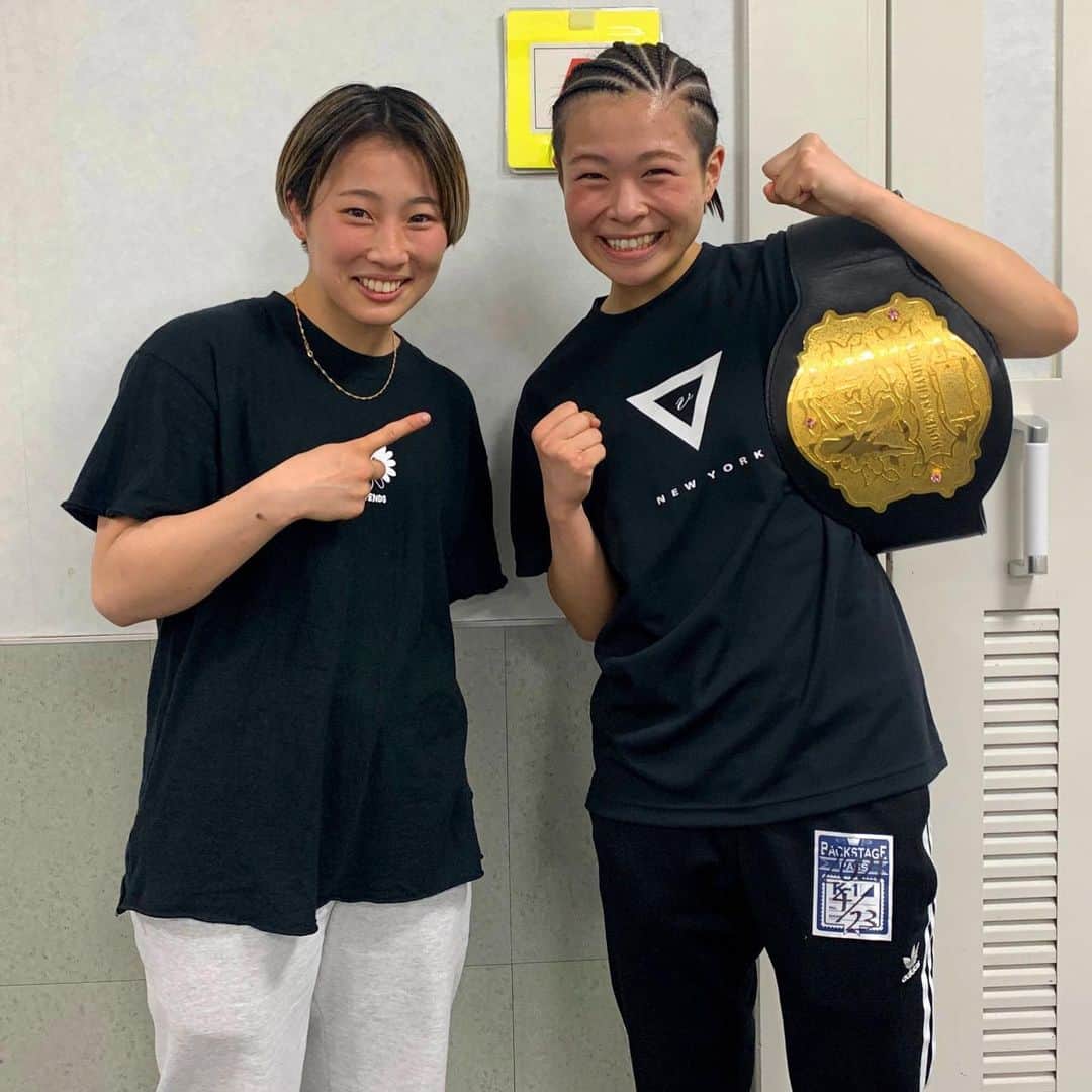 のインスタグラム：「4年前に2人で言い合った目標を果たせたことがすごく嬉しかった☺️ そして新たな夢を山手線で語り合いました🚃 これからも切磋琢磨して、夢叶えましょう⭐️ いつもありがとうございます😌🙏🏽  📷1枚目のお写真は橋本宗洋さんに撮っていただきました📷 #4年前華奢」