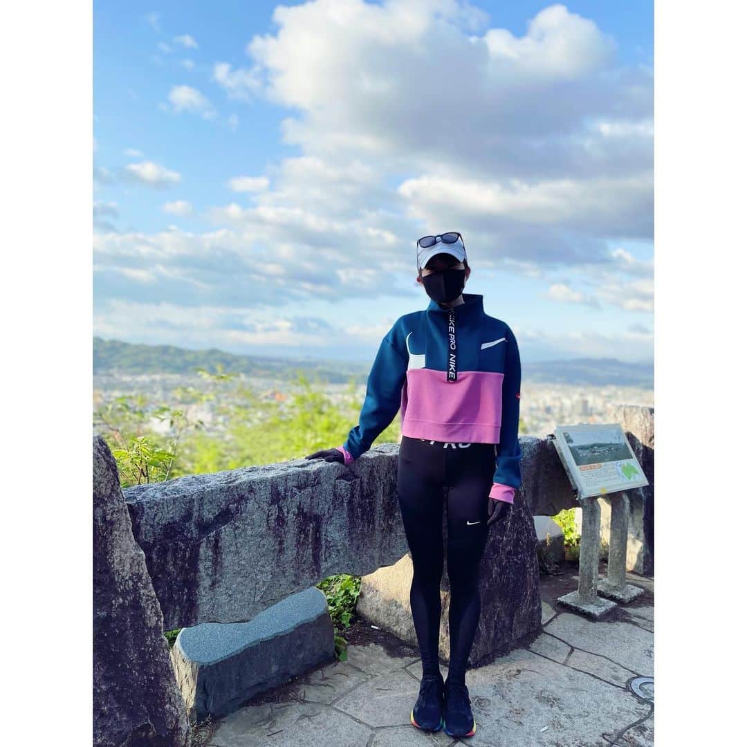 長谷川朋加のインスタグラム：「♡  ✎५⋆*{ 早起きは三文の徳☀️ } ୨୧-------------------------------- ୨୧  おはようございます🌈  顔が影に🥺笑 でも素敵な景色で良い写真なので載せる✌🏻  21時半から佐竹明咲美アナウンサーと 久々のインスタライブ🎤 ご都合のつく方は遊びに来てください♪  今日も楽しくハッピーに🏃‍♀️❤️  ୨୧ -------------------------------- ୨୧ #やりたい事は全部やる #全力前向き前のめり #走るの大好き」