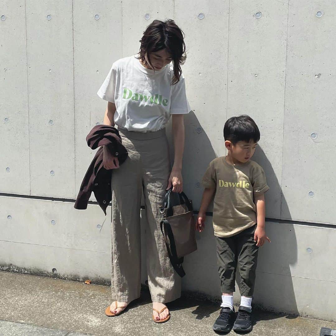 上村若菜さんのインスタグラム写真 - (上村若菜Instagram)「. 夏日ですね☀️ 朝からラヴィットをご覧いただき、嬉しいメッセージもたくさん！ありがとうございます🙇‍♂️💕  子ども達は @rita_jeans_tokyo コラボのTシャツがお気に入りで、今日も着ていきたい！とのこと。 行き先は近所の公園ですが😂 せっかくなので別カラーでリンクしてみました✨ オンラインは完売ですが、 @leemarche 限定で再販がスタートしましたので、買い逃してしまった方はぜひチェックしてみてください🙇‍♂️ 私のプロフィールから飛べます🔗  #wakameswardrobe #ママコーデ #ロゴT #リンクコーデ #親子リンク #息子コーデ #ロゴtコーデ #カジュアルコーデ #ラヴィット  ロゴT…  #rita_jeans_tokyo コラボ パンツ…#plage バッグ…#greish サンダル…#tkees」5月4日 13時18分 - wakame_kami