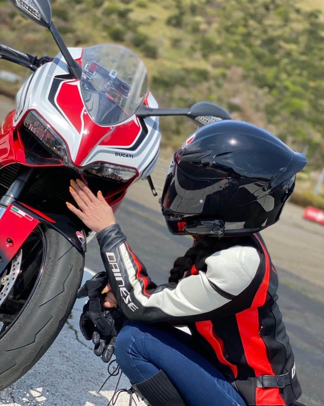 CAMIRAのインスタグラム：「いい子いい子🤣  #bikegirl#motorcycle#バイクのある生活#バイク女子##バイク写真部#バイク女子と繋がりたい #ドゥカティいいじゃん」