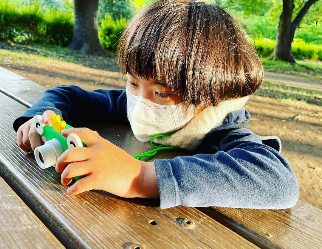 龍円愛梨のインスタグラム：「明日はニコの誕生日💚一足先に誕生日プレゼント🎁 子ども用デジカメ🐸ちゃんと撮れるんですよー。 喜んでくれてパチパチとシャッター切ってます。  #代々木公園 #子ども用デジカメ  #写真好き #誕生日プレゼント #子どものいるくらし  #ダウン症」