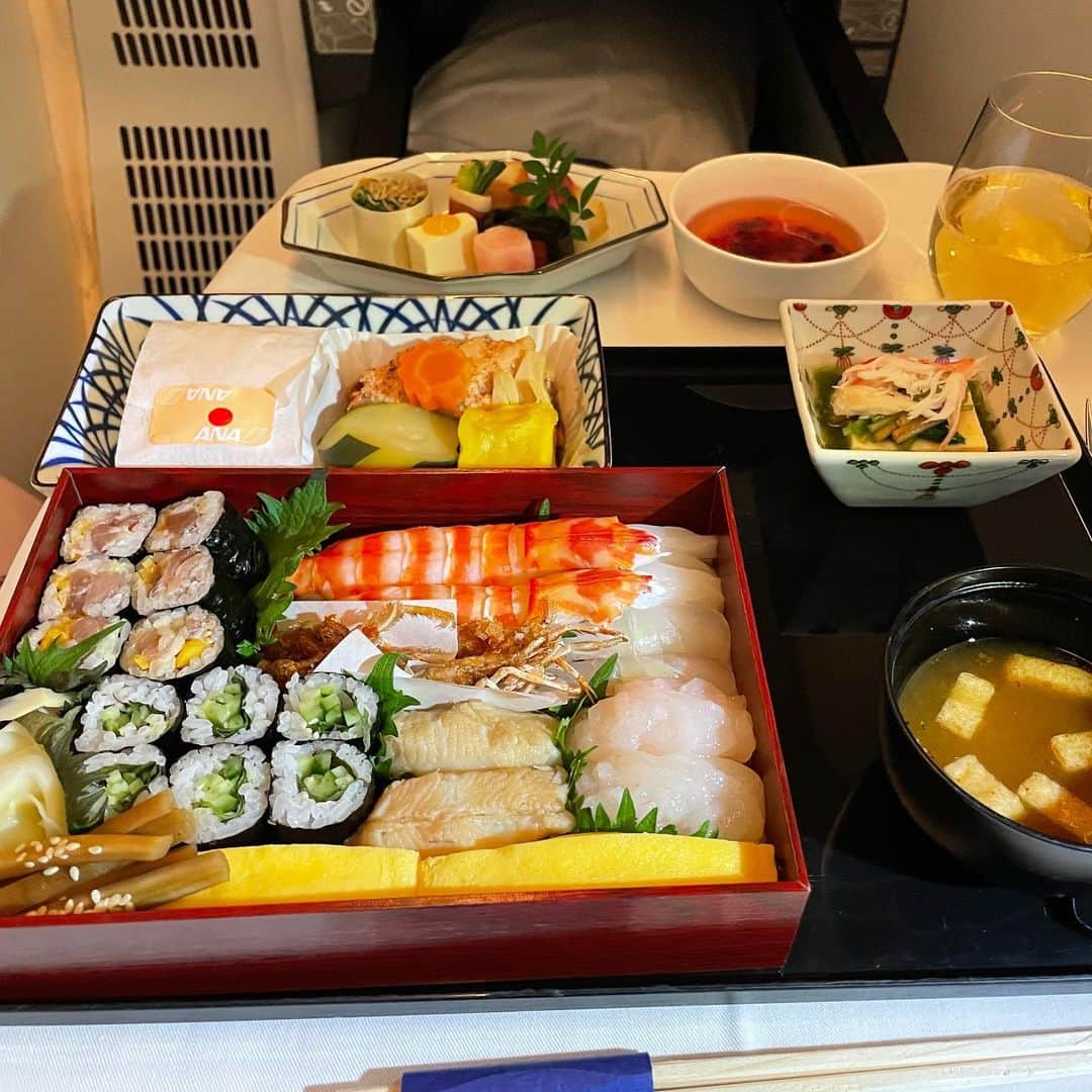 和央ようかさんのインスタグラム写真 - (和央ようかInstagram)「Home sweet home 🏡💕❤️😊🐻🐶Soo good to be back   空港に到着✈️😊🐻🐶家族がお迎え🙏 我が家🏠に着いて、東京から持ってきた大好きな太巻😆😆😆😜🍣をいきなり頂く👍🤣今回は機内でも、持ち込んだお気に入りのお寿司を機内食のメインにして、ちょっとラグジュアリーに🍣🥂1人で日本滞在の打ち上げをしました😊こんな事したの初めてだけど、クセになりそう🙄🤣🤣🤣👍  また、すぐ帰るね日本🇯🇵その頃は今より、もっと良くなっていますように🙏  しかし、ちょっと食べ過ぎだな🙄😜巻き寿司止まらない🤣  #takakoworldstylin🌎 #takakohawaiistylin🏝 #takakotokyostylin🇯🇵 #yokawao#和央ようか#lifestyle」5月4日 8時23分 - yokawao0215