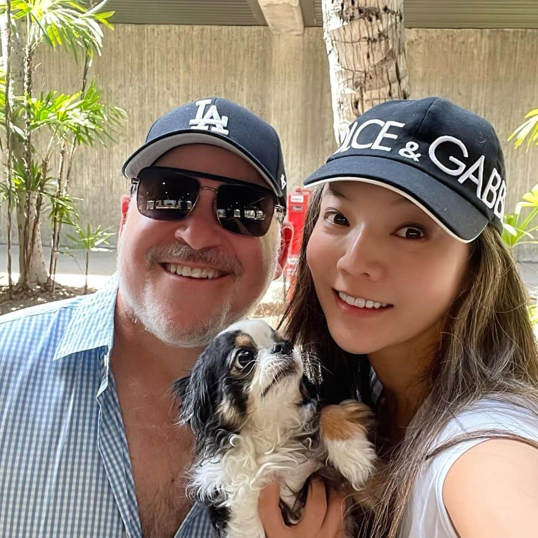 のインスタグラム：「Home sweet home 🏡💕❤️😊🐻🐶Soo good to be back   空港に到着✈️😊🐻🐶家族がお迎え🙏 我が家🏠に着いて、東京から持ってきた大好きな太巻😆😆😆😜🍣をいきなり頂く👍🤣今回は機内でも、持ち込んだお気に入りのお寿司を機内食のメインにして、ちょっとラグジュアリーに🍣🥂1人で日本滞在の打ち上げをしました😊こんな事したの初めてだけど、クセになりそう🙄🤣🤣🤣👍  また、すぐ帰るね日本🇯🇵その頃は今より、もっと良くなっていますように🙏  しかし、ちょっと食べ過ぎだな🙄😜巻き寿司止まらない🤣  #takakoworldstylin🌎 #takakohawaiistylin🏝 #takakotokyostylin🇯🇵 #yokawao#和央ようか#lifestyle」