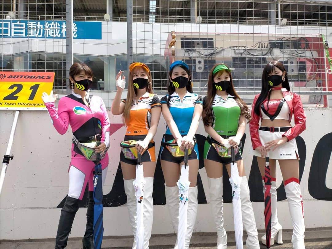 のインスタグラム：「今日の決勝スケジュール❣️  8:20-8:35 チームスポンサーステージ 9:20-9:40 ドライバートークショー 9:50-10:35 ピットビューイング 12:15-12:40 ドライバーアピアランス 12:55-13:15 ウォームアップ走行 13:15-14:30 スタート進行 14:30- 決勝スタート(110Lap)  決勝もよろしくおねがいします❣️  #supergt #レースクイーン #种族女王 #富士スピードウェイ #ピットビューイング #audi #auditeamhitotsuyama #gridgirls #オフィスサポート #トナー #insta #instagood #followforfollowback #フォロワー募集中」