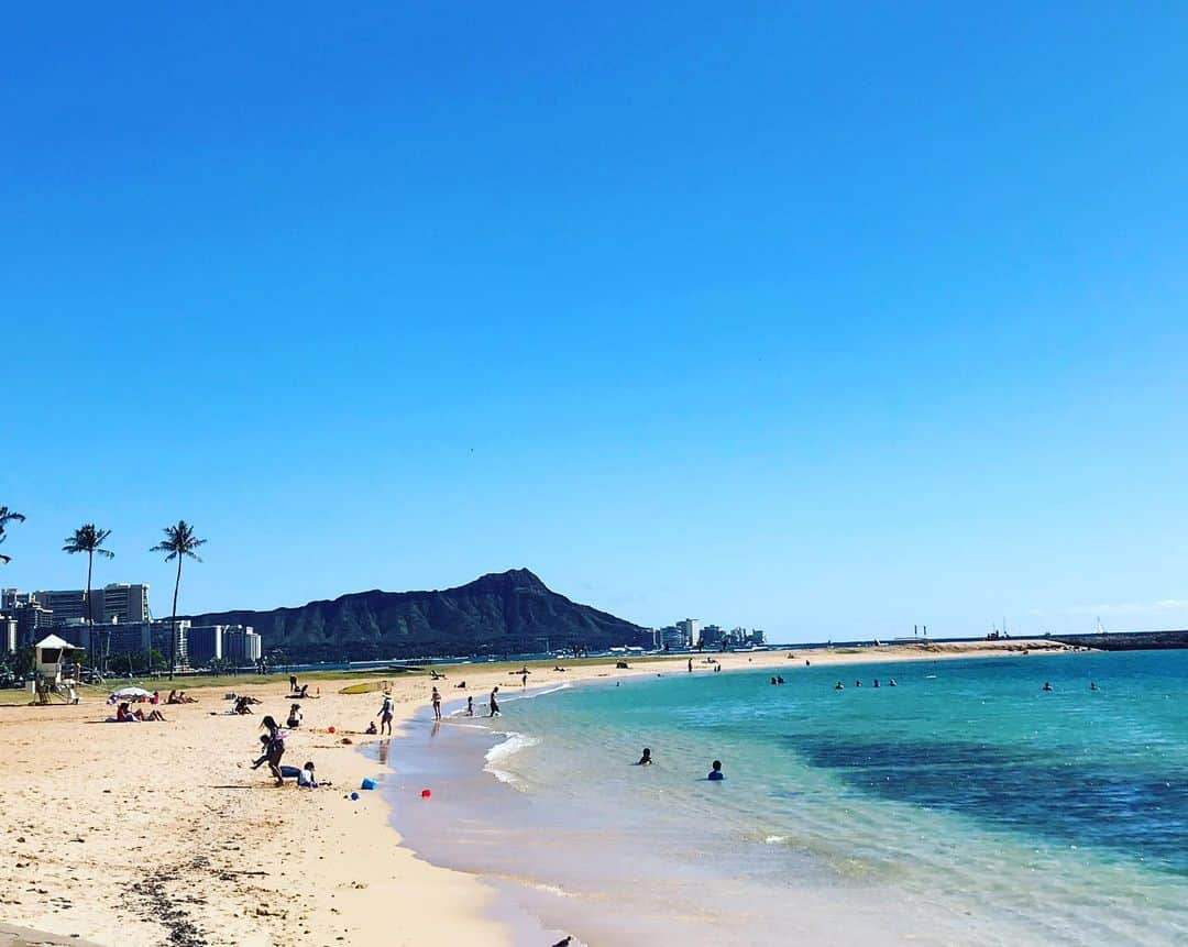 日比麻音子さんのインスタグラム写真 - (日比麻音子Instagram)「スマホでハワイ🏄‍♀️  先日の世界さまーリゾートを見てて、 とてもとても癒されたので わたしのスマホの中のハワイを 振り返り。  2019年の12月でした！ はじめてのホノルルマラソンは もうそれはそれは涙涙でしたが、 ハワイの美しすぎる青空と周りの皆さんの優しさのおかげで走り切った あの42.195キロをいまでも脳内再生して味わっています。  楽しかったな〜☀️  #hawaii  #ホノルルマラソン #初フルマラソン #号泣 #もう2年半前！ #サンプラザ中野くんさんに会えてめちゃくちゃ元気出た」5月4日 8時50分 - hibi_maoko