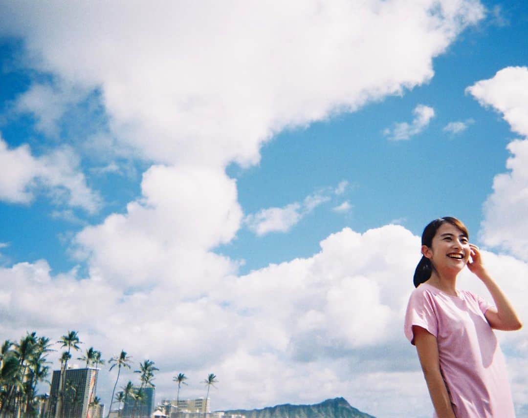 のインスタグラム：「スマホでハワイ🏄‍♀️  先日の世界さまーリゾートを見てて、 とてもとても癒されたので わたしのスマホの中のハワイを 振り返り。  2019年の12月でした！ はじめてのホノルルマラソンは もうそれはそれは涙涙でしたが、 ハワイの美しすぎる青空と周りの皆さんの優しさのおかげで走り切った あの42.195キロをいまでも脳内再生して味わっています。  楽しかったな〜☀️  #hawaii  #ホノルルマラソン #初フルマラソン #号泣 #もう2年半前！ #サンプラザ中野くんさんに会えてめちゃくちゃ元気出た」