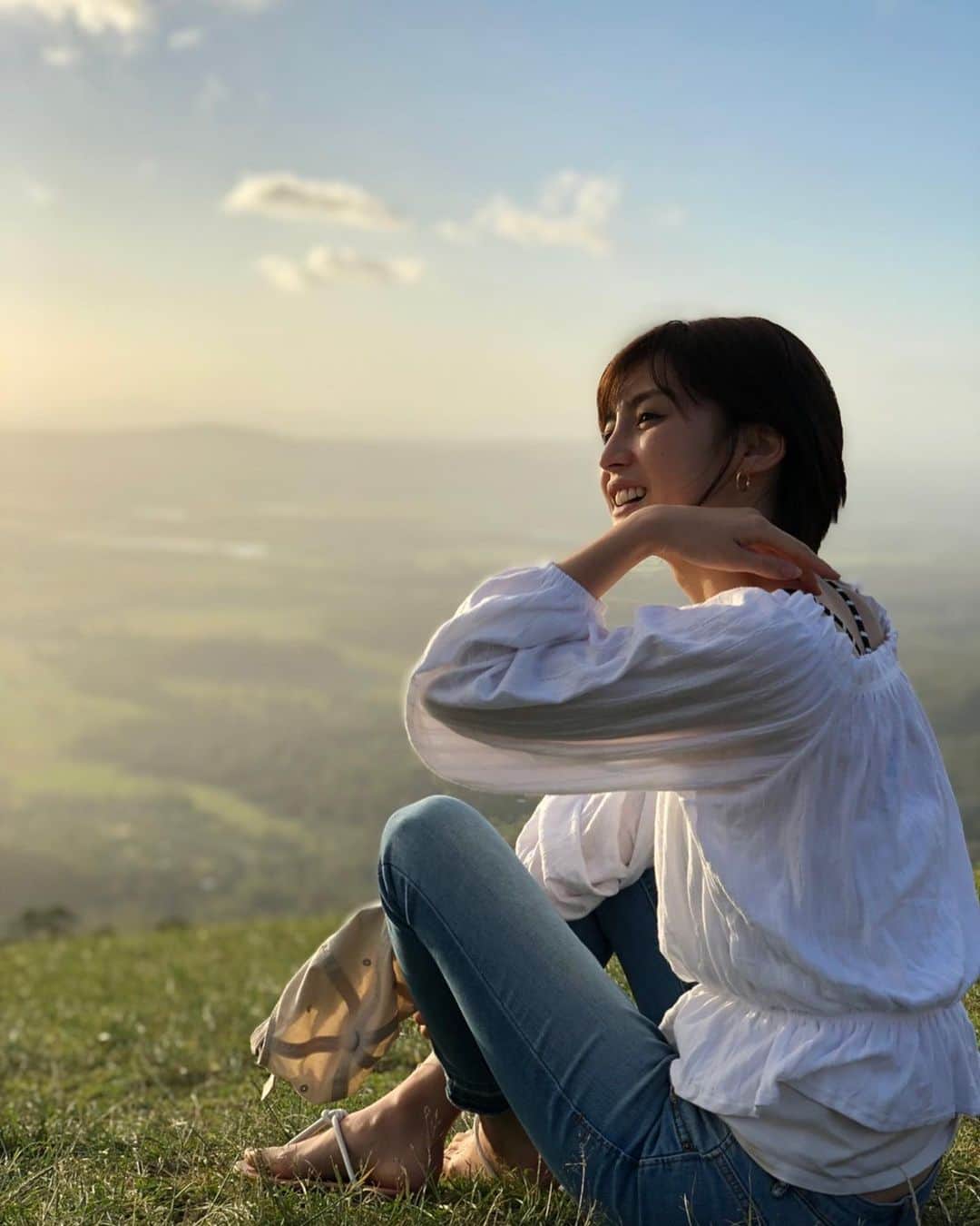 フジテレビアナウンサーのインスタグラム：「きょうは「みどりの日」！ 残念ながらここしばらくは心おきなく外出・旅行、というわけにはいきませんが、大自然と触れ合った時の写真を見返して少しでも気分転換...。緑ってなんでこんなに心が落ち着くんでしょう( T_T)  状況が落ち着いたら絶対にたくさん旅行に行って、緑と触れ合いたいです...！  みなさんも身の回りの緑に癒される一日になりますように🌿  #宮司愛海 #フジテレビアナウンサー #5月4日 #今日は何の日 #みどりの日」