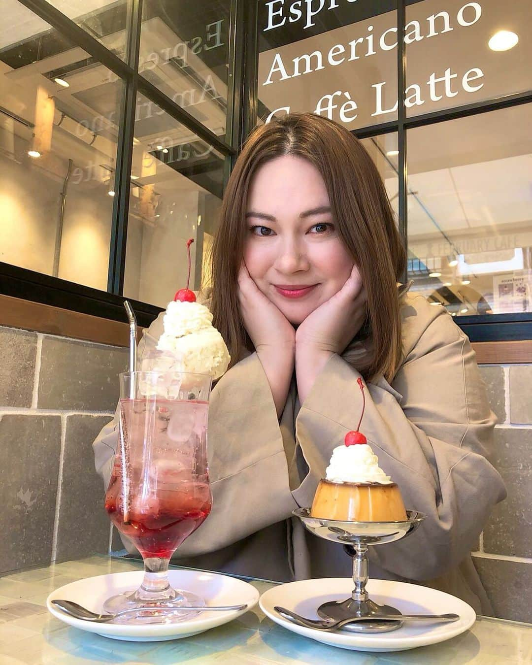 大橋ミチ子のインスタグラム：「この間、浅草にあるFEBRUARY CAFEに行ってきました🍹🍮 @february_cafe  レトロでとっても可愛くて、しかも美味しくて😭‼️ とっても幸せになったよ🥺 カフェ好きだなあ、、、💗💗💗 . よかったら、 @odebu_meshi3150 で、普段行ってるご飯屋さん載せてるのでみてね😊  #カフェ巡り　#浅草　#浅草グルメ」