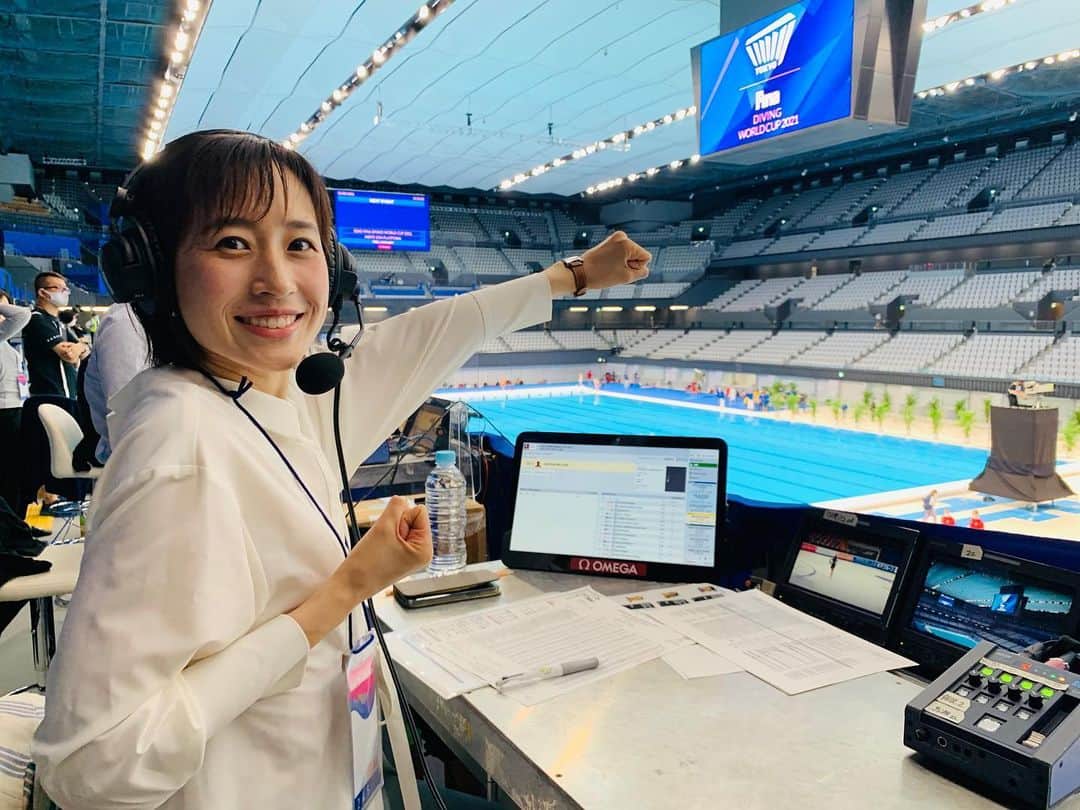 のインスタグラム：「本日も会場で解説しております‼️ 会場が大きくて、日本じゃないみたい🙌 こんなところで演技するなんて震えるだろうな〜🥶 と緊張感を思い出しながら喋っています！！  まもなく10:00〜女子高飛込予選が始まります✨  【テレビ朝日スポーツ公式YouTube「背番号５」】にて放送！」
