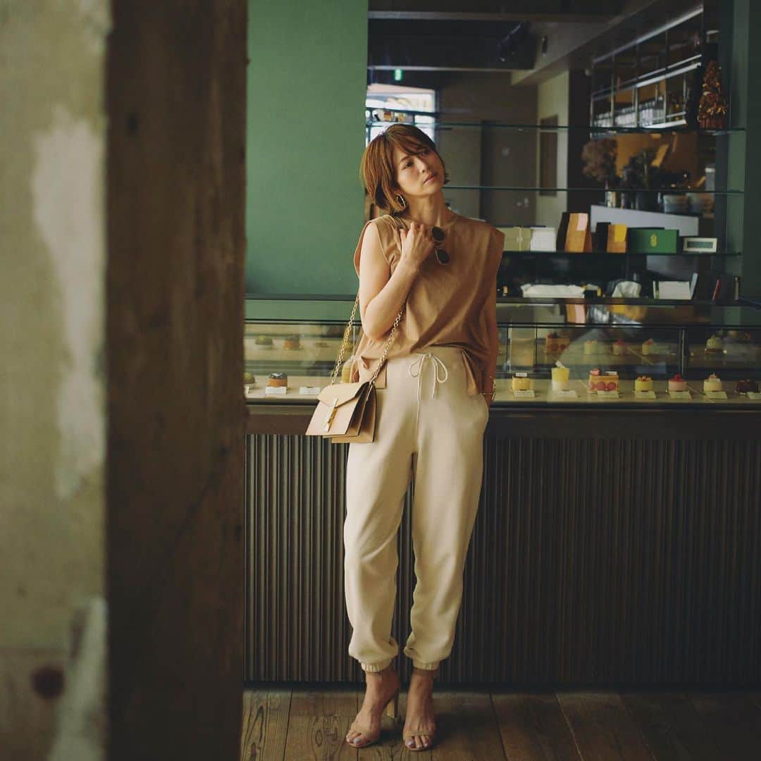畑野ひろ子のインスタグラム：「@story_love40 6月号 アザーカット📷 このカットを撮影した　@ease_tokyo さんのケーキがどれもとっても美味しそうで😍 撮影後に、お土産に。 また、食べたいなぁ。。。」