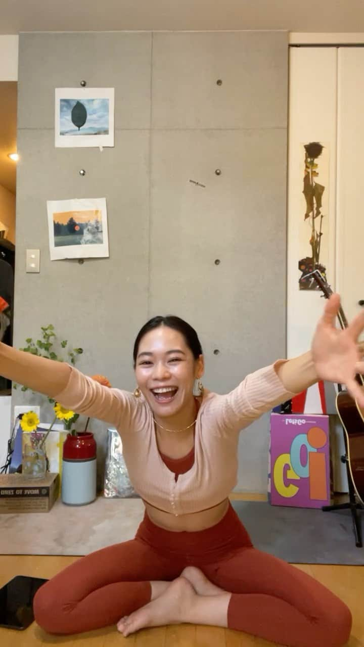 池田莉子のインスタグラム：「. GW朝ヨガご参加頂き有難うございました🧘🏻‍♀️🧘🏻‍♂️ プロフィールに残らなかったのですが、IGTVの方に1時間の朝ヨガレッスンが保存出来たのでそちらを良かったら是非チェックしてみて下さいね！  このレッスンが、何かのきっかけや みんなのパワーになっていたら嬉しいです🧡🧡  リモートハグ〜〜届け〜🪐🌍  #yoga #nikeyoga #yogalive」