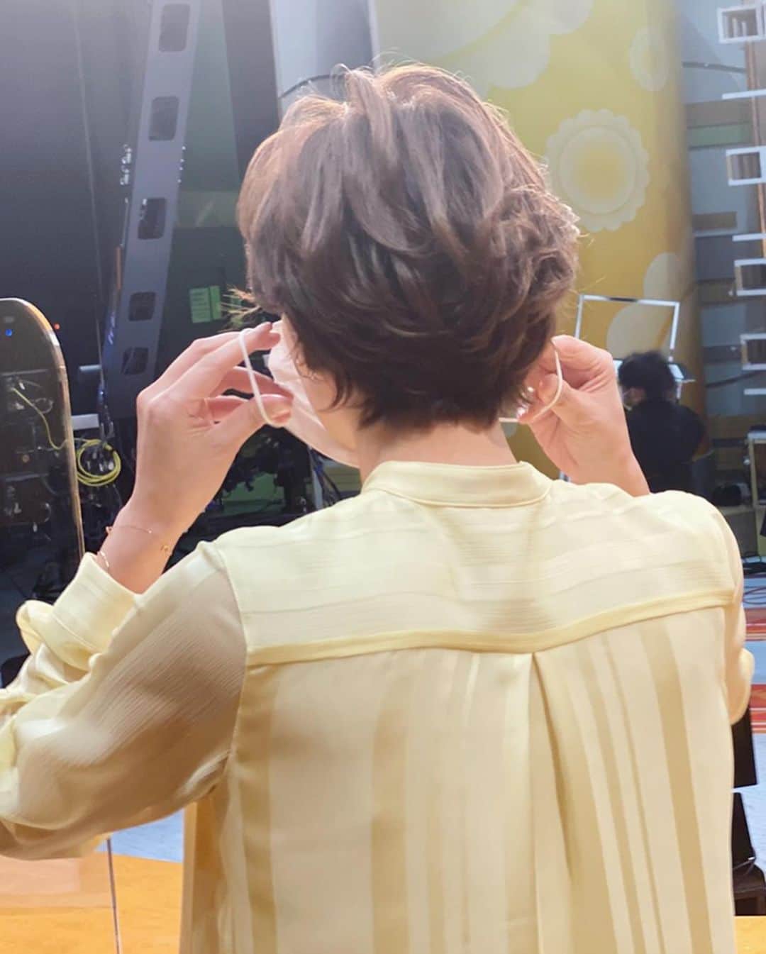 徳永有美さんのインスタグラム写真 - (徳永有美Instagram)「5/3 @theory_luxe_official  @ayafukudamakeup 軽やかな黄色のシャツ。たまご色。」5月4日 10時44分 - yumi_tokunaga.official