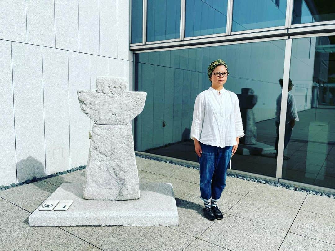 猫沢エミさんのインスタグラム写真 - (猫沢エミInstagram)「今日の一枚。  ジャコメッティを観に行ったつもりが、この作者不詳の彫刻が気に入っちゃったんだよね。  だってみんな不詳じゃん。  そもそも名前なんか必要ないじゃん。  photo : Megumi Seki  #猫沢エミ　#ふたりともいい顔してる」5月4日 21時05分 - necozawaemi