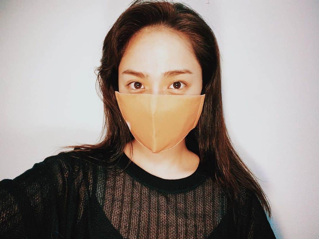 平祐奈さんのインスタグラム写真 - (平祐奈Instagram)「𝑃𝑒𝑎𝑐𝑒𝑓𝑢𝑙🕊 マスクなしでは歩けない日々、、！ マスクもオシャレして楽しんじゃお‼︎と 思い作っちゃいました！😷  男女兼用で使えるようにシンプルなデザインにしてみました。  平和の象徴であるハトがハートを日本全国に… 世界中に届けるという意味合いを込めて、、 日本国旗カラーです🇯🇵  不織布フィルターを挿入した三重構造になっているので 感染対策にも安心して使えます🤝  ※マスクの売上を日本赤十字社を通じて新型コロナウィルスで 救護活動を実施する際に必要な防護具に全額寄付いたします。  プロフィールにURL貼っているのでぜひ checkして見てください🌍  ❤️🕊🇯🇵 𝑓𝑜𝑟🌏🤝❤️ #MASKWEARTOKYO #Peaceful」5月4日 21時00分 - yunataira_official