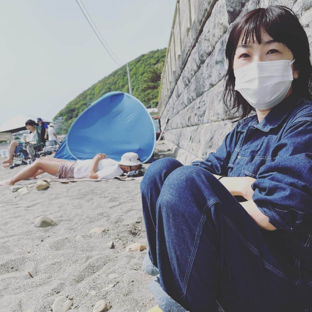 猫沢エミさんのインスタグラム写真 - (猫沢エミInstagram)「ずっとずっと海が見たかった。  なにもしなくていいから、ただ海を見ていたかった。  《ドタン場セゾン》っていう、これ以上ないほど自分に似合う名前のビヤーを飲みながら、海風に吹かれてた。  #東京下町時間」5月4日 21時14分 - necozawaemi