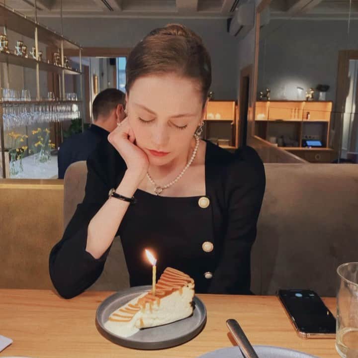 ダリア・イオノワのインスタグラム：「когда всего, что можно и нельзя,  поназагадывала, а загадать, чтобы загаданное сбылось, не загадала 🤣 #жизньзагадка  archive video: 18.04.2021 🎉」