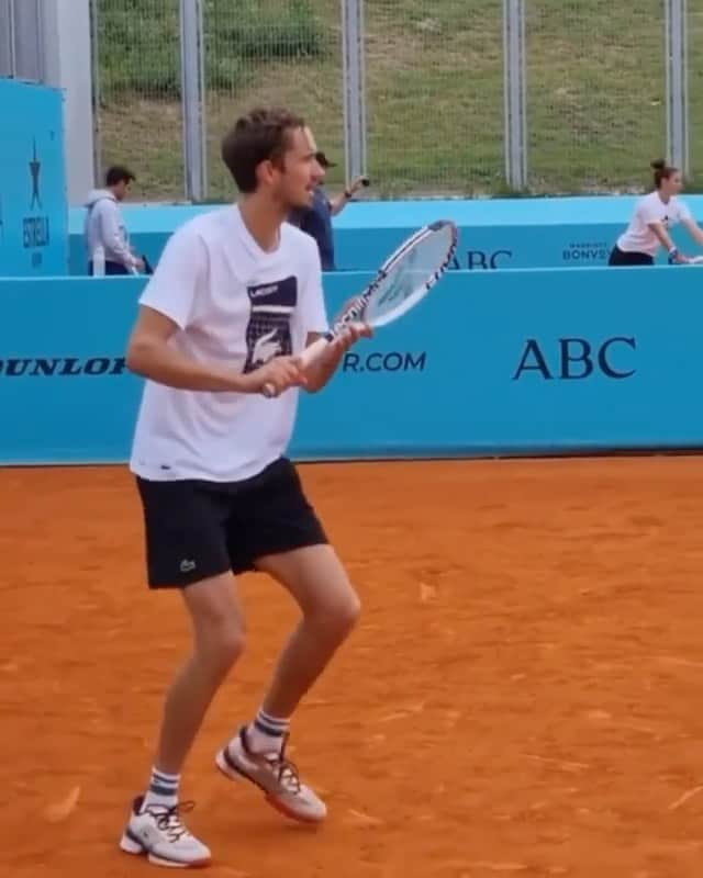 ダニール・メドベージェフのインスタグラム：「Work work work 🎾💪🏼 @mutuamadridopen」