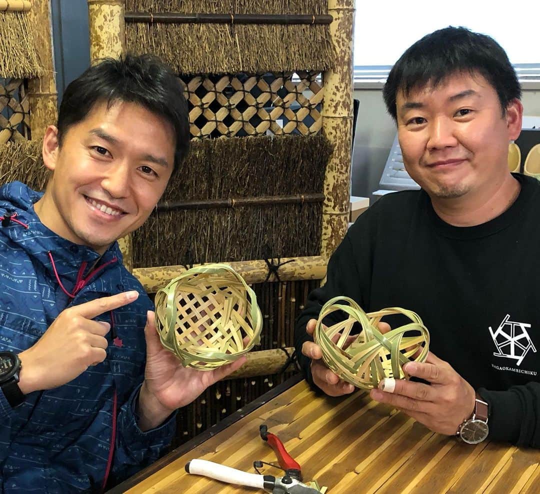 山中真さんのインスタグラム写真 - (山中真Instagram)「今日のなんで中継は 京都の長岡銘竹さんから 竹工芸品をご紹介。  パンダの食べ残した竹から 作った指輪や ワークショップで 自分で作れる竹かごなど 竹の本場らしい逸品を 見せて頂きました！  最後はみんなで 「竹」の字ポーズ♪  #mbs #よんチャンtv  #なんで中継　#山ちゃん中継 #長岡銘竹　#竹工芸 #伝統工芸　#京銘竹」5月4日 21時18分 - makorine1120