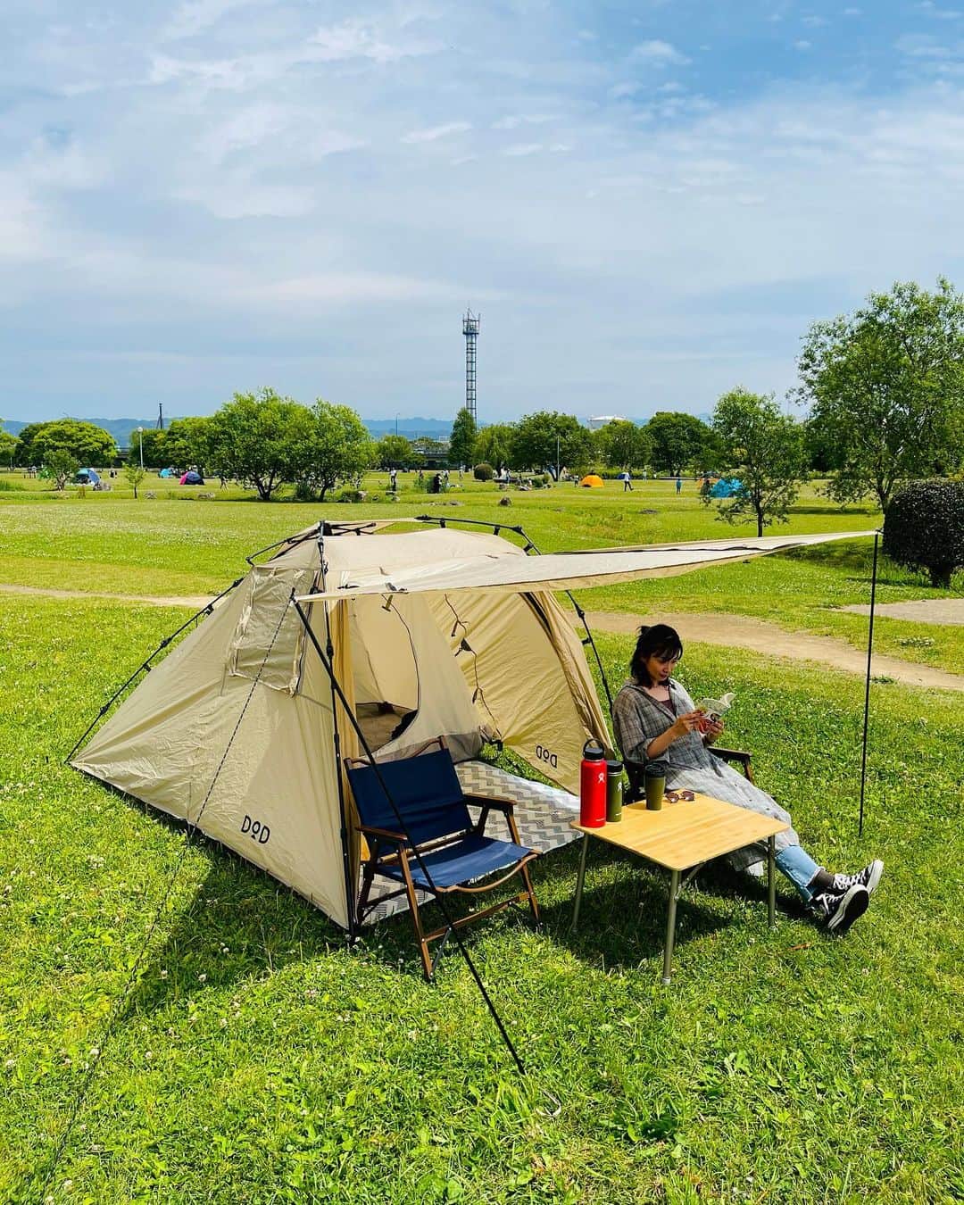 黛英里佳さんのインスタグラム写真 - (黛英里佳Instagram)「﻿ 江津湖でピクニック✨﻿ ﻿ この為にテントと椅子とテーブルを買いました(笑)﻿ ﻿ キャンプはしません😂(笑)﻿ ﻿ ただのんびりコーヒーを飲んで、パンを食べて、本を読むため。﻿ ﻿ 疲れたらごろりとお昼寝。幸せ。﻿ ﻿ タープ付きのテントにしたから日除けもばっちり😎﻿ ﻿ でもそのうちキャンプに手を出したりしちゃうのかなー😂﻿ ﻿ #江津湖が好きすぎる件#江津湖#熊本#ピクニック」5月4日 21時45分 - erikamayuzumi_official