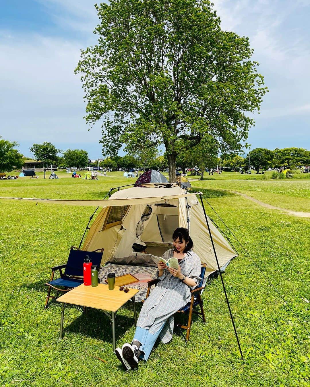 黛英里佳さんのインスタグラム写真 - (黛英里佳Instagram)「﻿ 江津湖でピクニック✨﻿ ﻿ この為にテントと椅子とテーブルを買いました(笑)﻿ ﻿ キャンプはしません😂(笑)﻿ ﻿ ただのんびりコーヒーを飲んで、パンを食べて、本を読むため。﻿ ﻿ 疲れたらごろりとお昼寝。幸せ。﻿ ﻿ タープ付きのテントにしたから日除けもばっちり😎﻿ ﻿ でもそのうちキャンプに手を出したりしちゃうのかなー😂﻿ ﻿ #江津湖が好きすぎる件#江津湖#熊本#ピクニック」5月4日 21時45分 - erikamayuzumi_official