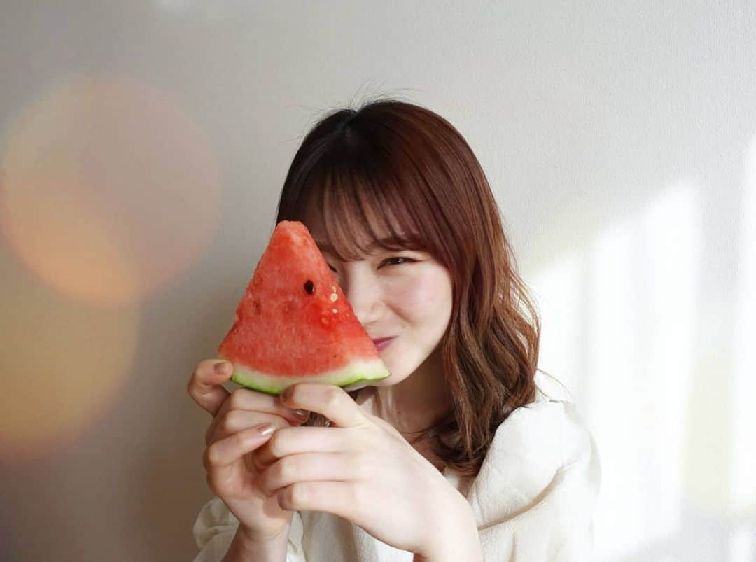 石田亜佑美さんのインスタグラム写真 - (石田亜佑美Instagram)「🍉 . . . 持ってどやっちゃうくらいに好き！笑 . 熊本のスイカ❤️ おいしかった…❤️ . . #花鳥風月 #花の皆さま #熊本公演 #お疲れ様でした #熊本 #スイカ #🍉 #らぶ #morningmusume21 #モーニング娘21 #石田亜佑美」5月4日 21時47分 - ayumi_ishida.official