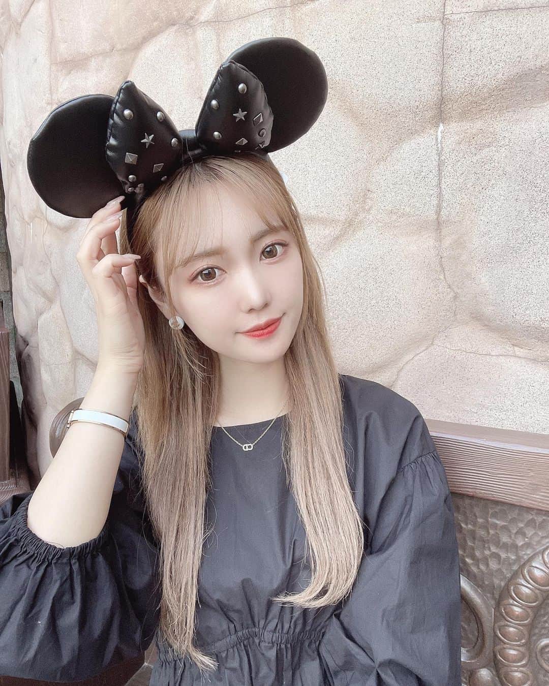 のインスタグラム：「ブラックコーデミニーちゃん🖤  #ディズニー#ディズニーコーデ #ブラックコーデ#ディズニーシー  #ミニーちゃんコーデ#夢の国 #ナチュラルメイク#ハイトーン」