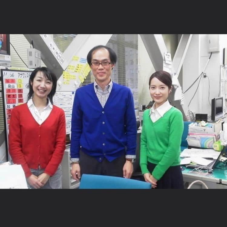 天明麻衣子のインスタグラム：「日経の電子版に、新社会人を応援するメッセージを掲載して頂きました！  コロナ禍でさまざまな不安の中、ようやく新社会人生活も1ヶ月が過ぎようとする頃ですね。疲れが溜まってきているでしょうから、連休はゆっくり休んでくださいね😊  五月病が心配なあなたにも！休み明けからまたお仕事モードに戻るのに役立つ（といいんだけど…）お話をさせて頂いてます✨  というか新社会人当時の私がポンコツすぎて、昔の私にこそ色々と言いたいことがある　笑　　  https://www.nikkei.com/article/DGXZQOUD239DH0T20C21A4000000/  #20代前半の私 #若いなー #セーターの色が信号機みたい#黄色がいないけど#思い返せばポンコツだった新社会人の私#みんなほんとにすごいよ#応援してます #日経電子版 #五月病に気をつけて」