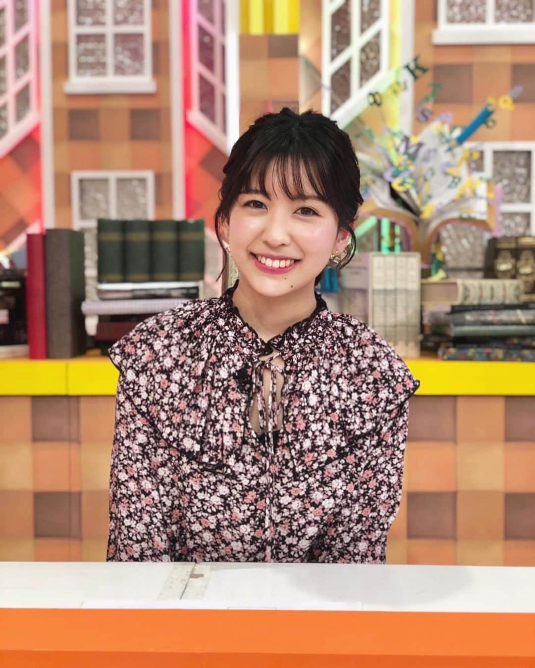 岡田美里のインスタグラム：「5/4放送のテレビ朝日「東大生ランキング」に出演しました🌼  知らないアニメが幾つかあったから、この機会に見てみようと思います💭 歌詞がすごい歌も、発見がたくさんあって面白かったです😳 特にcreepy nutsさんはよく聴いてるんですけど、知れば知るほど意味の重なりに感動します…😭 皆さんが気になったアニメ・歌はありましたか？  そして今回も素敵なお洋服とヘアメイクをありがとうございます💖放送では見えないんですけど後ろ姿も可愛くしていただいているんです🥺✨  改めて、ご視聴いただきありがとうございました✨  #東大生ランキング」