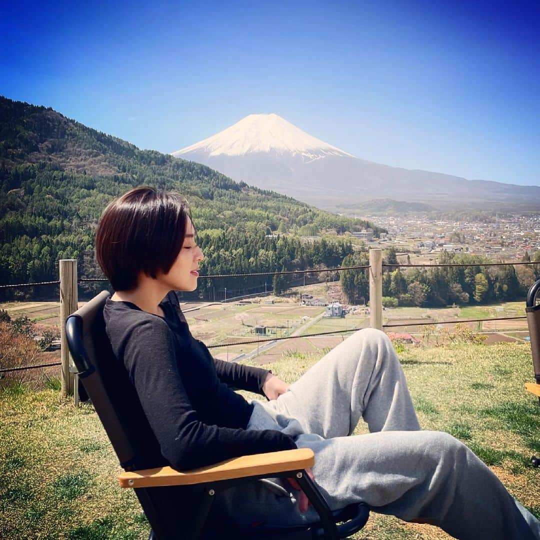 中村アンさんのインスタグラム写真 - (中村アンInstagram)「今夜10時からの第3話、、、 富士山の目の前でグランピングロケをしました🏕 朝の待ち時間、一人富士山を眺めてボーっとしたりして。 お楽しみに〜🎬 @kikazarukoi_tbs #着飾る恋には理由があって」5月4日 14時30分 - cocoannne