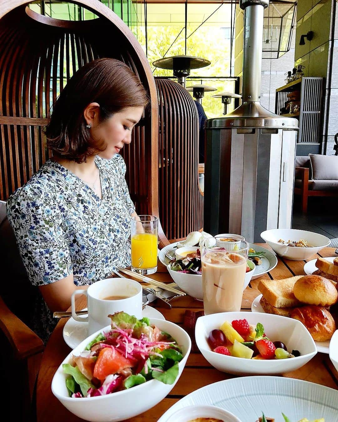 川人未帆さんのインスタグラム写真 - (川人未帆Instagram)「・ 初夏のようだったある朝の、 子なしブランチ💙 母たちの話題はくだらない夢の話から子供の教育話まで、、もちろん時間は足りない😂 友達が好きそうだなと思って着て行った新作のラップワンピ😊 小花柄でも色合いと枝葉を活かしたモチーフ、そしてすっきりしたシルエットで大人の知的さも感じられる仕上がりに✨」5月4日 14時58分 - miho0319kawahito