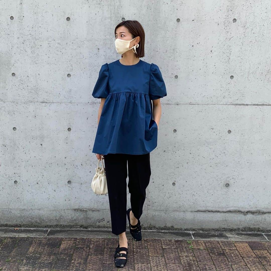 ayu kagawaさんのインスタグラム写真 - (ayu kagawaInstagram)「@bow.a_official ブラウスのNAVY BLUE💙 気になるお尻周りは隠れるようにお作りしています♡ パンツも入荷予定のもの。 これ、家の中でもずっと履いとけるくらいストレスフリー♡ 楽だし足が綺麗に見えるからついつい手に取っちゃう。 今日はブラウスを主役に、マスクと巾着bagの色を合わせてみた♫ #fashion#mamafashion #bowa#ボウエー」5月4日 15時40分 - ayuyunyun