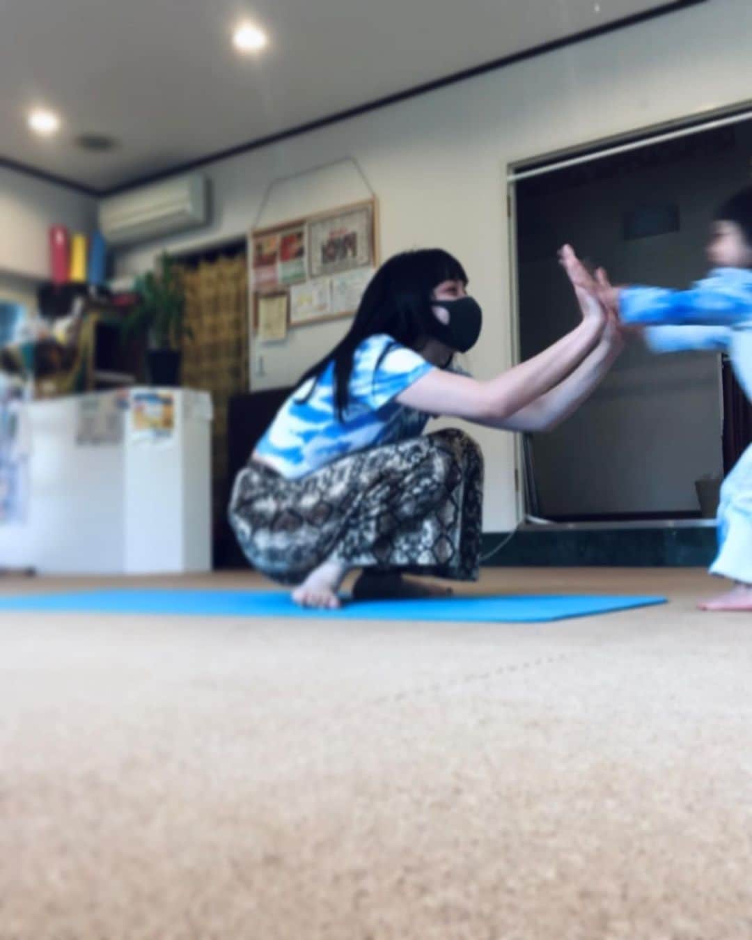 我妻三輪子さんのインスタグラム写真 - (我妻三輪子Instagram)「🧘‍♀️🪐✨💫  ベイビーとプライベートレッスン 初めての「ナマステ🙏」  #wagamiwababy」5月4日 22時34分 - wagamiwa