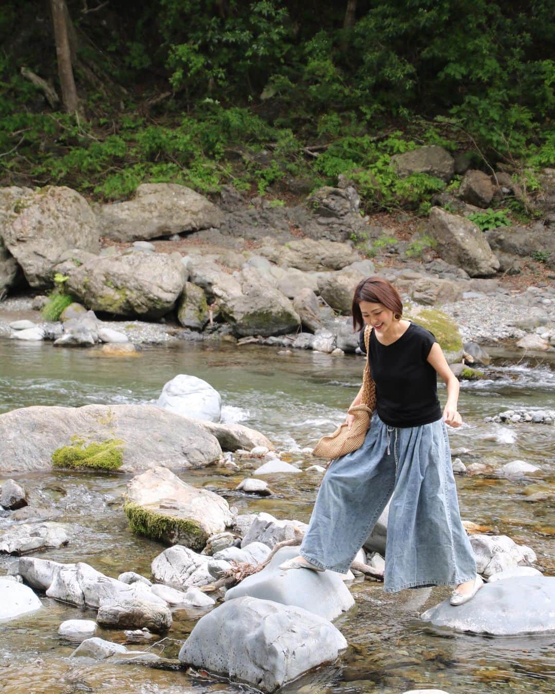 坂元美香さんのインスタグラム写真 - (坂元美香Instagram)「石を飛び渡りして探検。  #坂元探検隊 #隊員募集中」5月4日 17時17分 - mika_saka