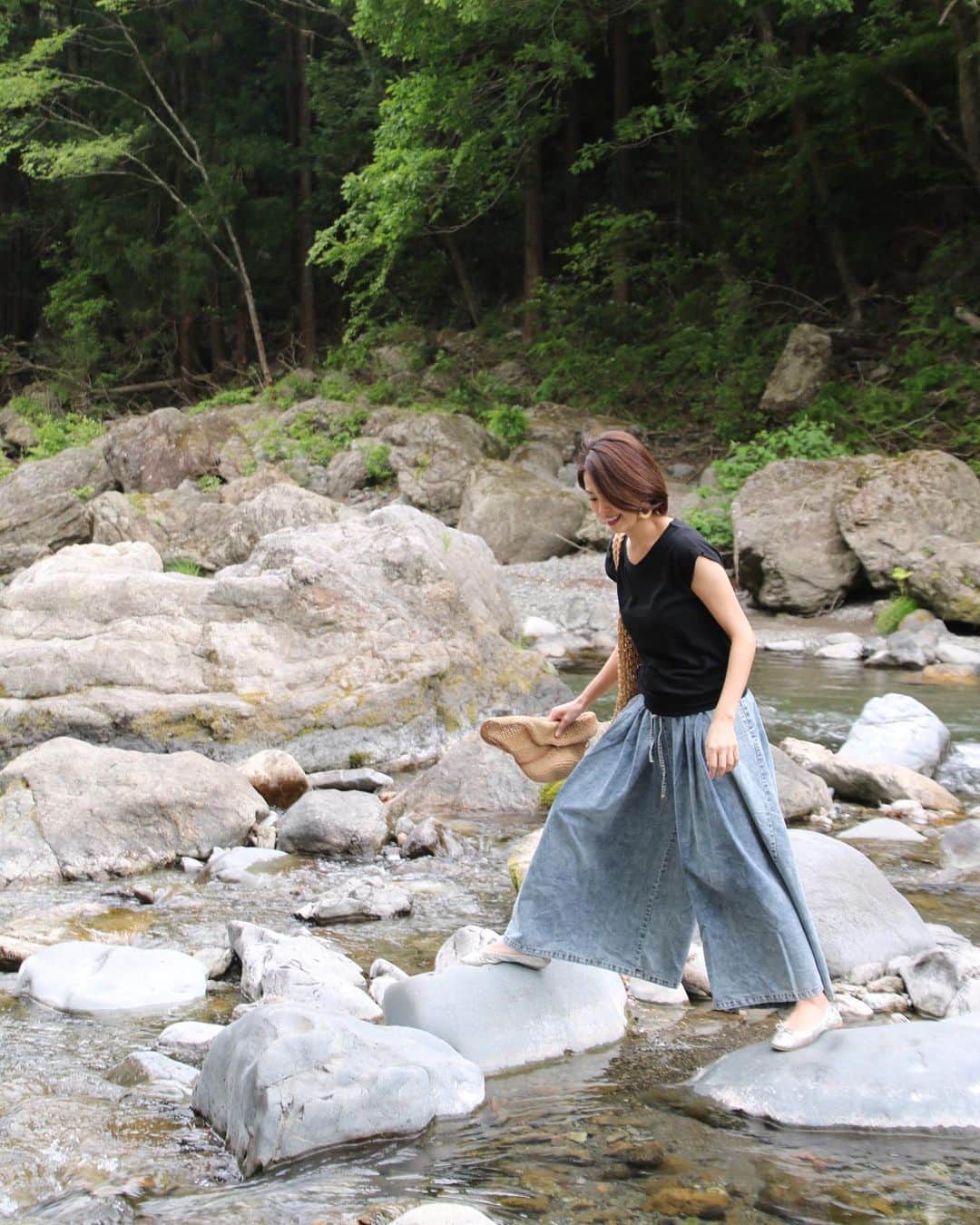 坂元美香さんのインスタグラム写真 - (坂元美香Instagram)「石を飛び渡りして探検。  #坂元探検隊 #隊員募集中」5月4日 17時17分 - mika_saka