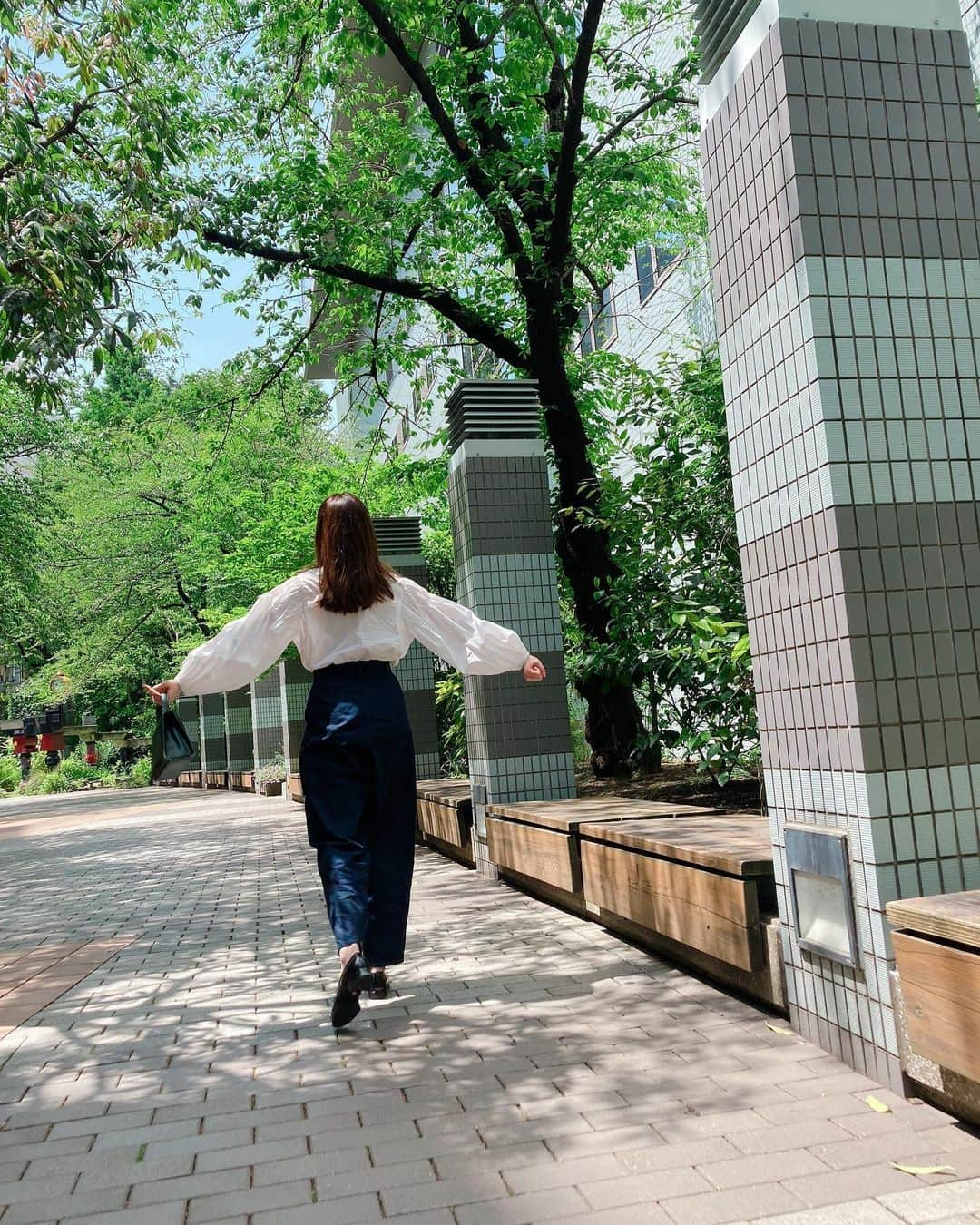 トリンドル玲奈さんのインスタグラム写真 - (トリンドル玲奈Instagram)「今日着た服🍃  @emmi.jp のトップスに @unitedarrows_official のデニムに @leyuccas の靴☺️  楽で、 今日の気温にちょうどよかった☺️」5月4日 17時17分 - toritori0123