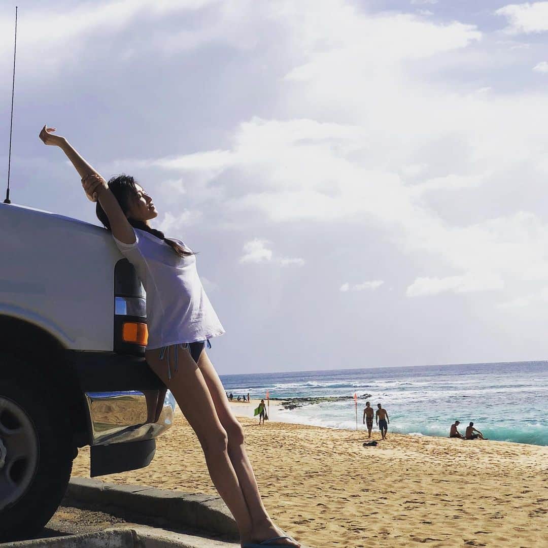 小島瑠璃子さんのインスタグラム写真 - (小島瑠璃子Instagram)「☁️ なーんか曇りでも気持ちいい。 この頃痩せてますね、はい。 家にいすぎて痩せるモチベ 上がらないです( ・∇・)ｲｲﾜｹ そろそろジム通うかぁ。 あ、ベーコンポテトパイ発売したわ。 #Hawaii #sea #海　#車」5月4日 17時17分 - ruriko_kojima