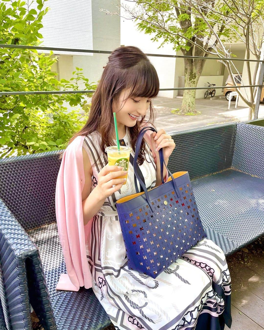 のインスタグラム：「ぽかぽか暖かい日☀️ テラスで夫と息子と少し休憩🥤 幸せすぎるGWです❣️  バッグは新しいMETROCITYのもの❤️ パンチングから中が少し見えて可愛いのです👀 保存袋を中に入れて見えないようにして使ってるよ💡 付属のポーチもちょうど良いサイズ感で優秀✨  @metrocity.japan  #METROCITY#METROCITYMilano#mf2200#newin#bag#japanesegirl#メトロシティ#バッグ#お散歩#東京ママ#生後6ヶ月#男の子ママ#男の子ベビー」