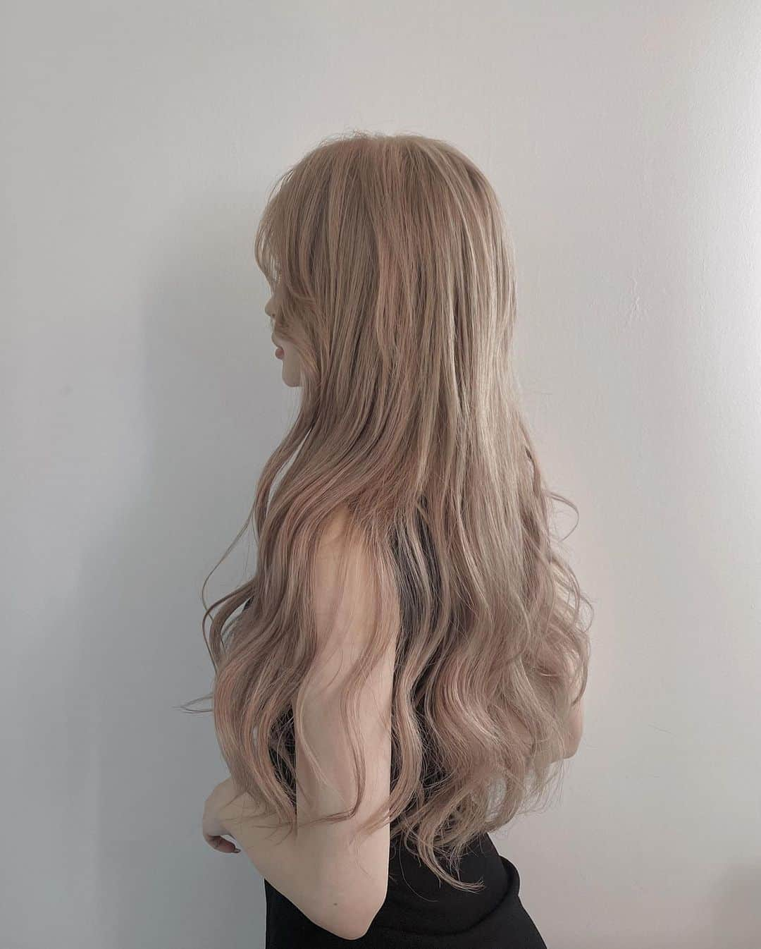 小原優花さんのインスタグラム写真 - (小原優花Instagram)「先日撮影前に @haircarry さんへ行ってきました♡🙆‍♀️  根元のリタッチして、Ultistというカラー剤の『トープグレージュ』で染めて、シールエクステ100本つけました💇🏼‍♀️💕  Ultistの発色と色持ちがめちゃくちゃ良くて好きなんですー❣️ 特にグレージュが最高にお気に入り🥰❤️  ・ ・ CARRYさん《 @haircarry 》では、今5/31まで緊急♡お得すぎるキャンペーン中です🙆‍♀️💕  下のメニューからお選びいただけます☺️💗💗 ▽ ▽ ▽ ・デザインカット(シャンプーなし) 通常¥5,000→❤️¥2,500❤️  ・ケアカラー+艶トリートメント+メンテカット 通常¥11,060→❤️¥5,500❤️  ・イルミナカラー+イルミナトリートメント+メンテカット 通常¥14,320→❤️¥7,160❤️  ・ケアブリーチ+ケアカラー+艶トリートメント+メンテカット 通常¥16,520→❤️¥8,260❤️  ・ケアカラー+ハイライト+艶トリートメント+メンテカット 通常¥20,020→❤️¥9,980❤️  ・ケアカラー+艶トリートメント+メンテカット+ノーマルクオリティシールエクステ(60本) 通常¥32,060→❤️¥16,030❤️  ・ケアカラー+艶トリートメント+メンテカット+ハイクオリティシールエクステ(60本) 通常¥48,400→❤️¥24,200❤️  今回はさらに🥳🥳🥳 (ロング料金、スチーム&コラーゲン、艶トリートメント、消費税)全て込みの金額です🎊🎉  ●ノーマルシールエクステ60センチ  1本通常¥500→¥300  ●ハイクオリティシールエクステ45センチ  1本通常¥880→¥470  ※指名料+¥1100 ※代表小柳指名料+¥2200 ・ ・ 初回の方もリピーターさんもご利用できるクーポンです👏🏻💕  ▼ご予約はこちら💁🏼‍♀️ CARRY池袋店 ☎️03(3971)8220  小柳さん、今回もありがとうございました💗🙏🏻  #carry #hair #美容室 #池袋 #アルティスト #ultist #シールエクステ」5月4日 17時28分 - yunkoro519