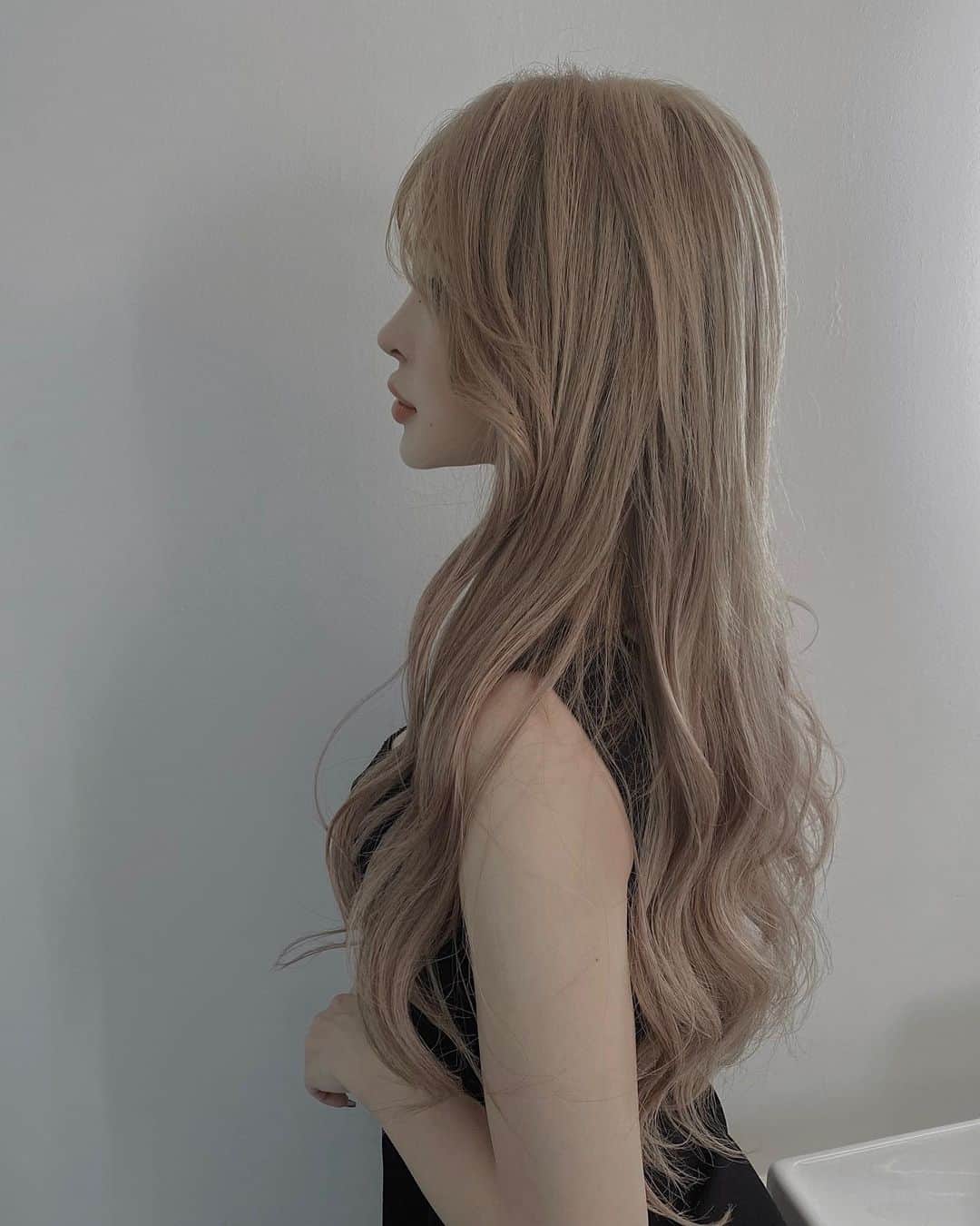 小原優花のインスタグラム：「先日撮影前に @haircarry さんへ行ってきました♡🙆‍♀️  根元のリタッチして、Ultistというカラー剤の『トープグレージュ』で染めて、シールエクステ100本つけました💇🏼‍♀️💕  Ultistの発色と色持ちがめちゃくちゃ良くて好きなんですー❣️ 特にグレージュが最高にお気に入り🥰❤️  ・ ・ CARRYさん《 @haircarry 》では、今5/31まで緊急♡お得すぎるキャンペーン中です🙆‍♀️💕  下のメニューからお選びいただけます☺️💗💗 ▽ ▽ ▽ ・デザインカット(シャンプーなし) 通常¥5,000→❤️¥2,500❤️  ・ケアカラー+艶トリートメント+メンテカット 通常¥11,060→❤️¥5,500❤️  ・イルミナカラー+イルミナトリートメント+メンテカット 通常¥14,320→❤️¥7,160❤️  ・ケアブリーチ+ケアカラー+艶トリートメント+メンテカット 通常¥16,520→❤️¥8,260❤️  ・ケアカラー+ハイライト+艶トリートメント+メンテカット 通常¥20,020→❤️¥9,980❤️  ・ケアカラー+艶トリートメント+メンテカット+ノーマルクオリティシールエクステ(60本) 通常¥32,060→❤️¥16,030❤️  ・ケアカラー+艶トリートメント+メンテカット+ハイクオリティシールエクステ(60本) 通常¥48,400→❤️¥24,200❤️  今回はさらに🥳🥳🥳 (ロング料金、スチーム&コラーゲン、艶トリートメント、消費税)全て込みの金額です🎊🎉  ●ノーマルシールエクステ60センチ  1本通常¥500→¥300  ●ハイクオリティシールエクステ45センチ  1本通常¥880→¥470  ※指名料+¥1100 ※代表小柳指名料+¥2200 ・ ・ 初回の方もリピーターさんもご利用できるクーポンです👏🏻💕  ▼ご予約はこちら💁🏼‍♀️ CARRY池袋店 ☎️03(3971)8220  小柳さん、今回もありがとうございました💗🙏🏻  #carry #hair #美容室 #池袋 #アルティスト #ultist #シールエクステ」